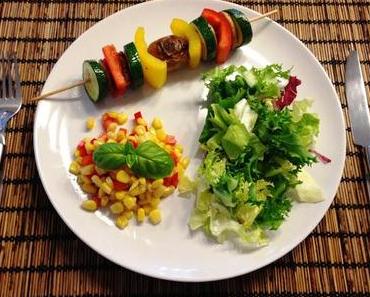 BBQ #3 Gemüsespiessli mit grünem Salat und Mais-Peperoni-Salat (vegetarisch)