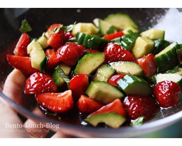 Rezept: Erdbeer-Gurkensalat mit Balsamico & Basilikum
