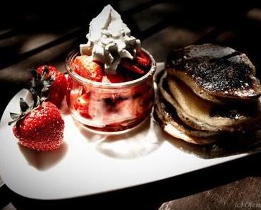 {Für das gemütliche Sonntagsfrühstück} fluffige Pancakes mit frischen Erdbeeren