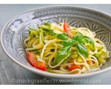 Linguine mit Olivenöl, Knoblauch und Zucchini