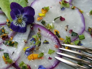Geniale Vorspeise: Carpaccio vom Mairübchen mit Macadamianussöl und Blütenkonfetti