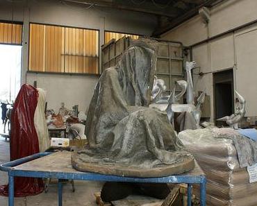 Bronze casting wax sand form Gießerei Krismer Tirol, Waechter der Zeit, guardians of time by Manfred Kielnhofer contemporary art sculpture