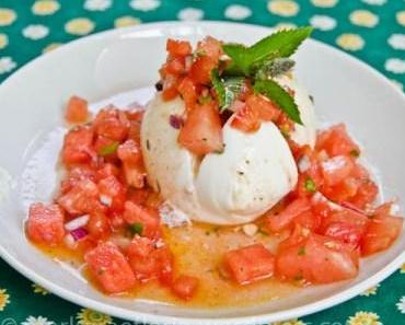 Mozzarella mit Wassermelonen-Salsa