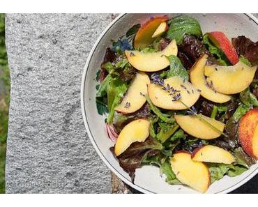 Eiskraut Salat mit Pfirsich und Lavendel