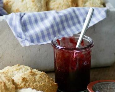 Mmmmhhhh... Brombeer-Holunder-Marmelade auf Scones und das nächste Frühstück kann kommen!