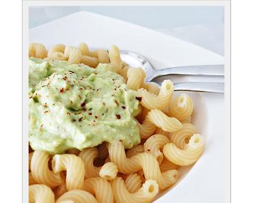 Pasta mit Avocado-Joghurt-Sauce