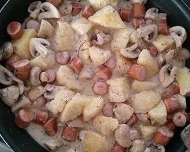 Rezept der Woche: Würstchen-Knödel-Pfanne mit Champignons