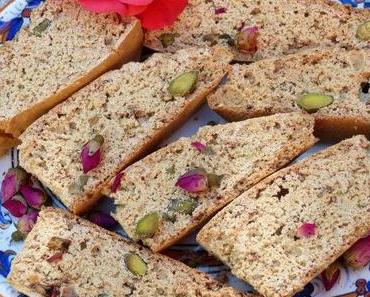 Biscotti mit Pistazien und Rosenblüten