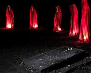 Wächter des Westfriedhofs Stadtlichter Unna Kooperation mit dem Museum für internationale Lichtkunst world of lights contemporary light art show festival lumina kielnhofer waechter guardians