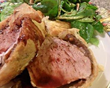 Schweinefilet, Backpflaumen, Blätterteig und eine Farce