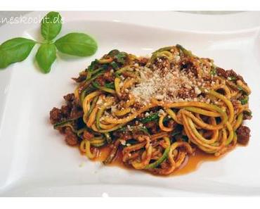 Zucchini-Spaghetti Bolognese mit Mandel-Parmesan