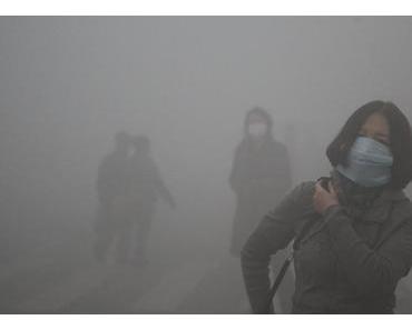 Chinesen, die im Nebel stehen