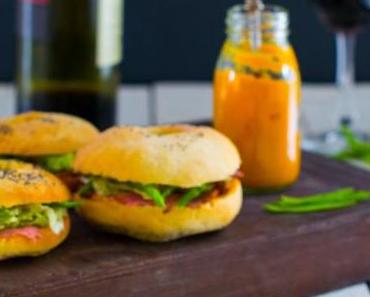 { Brioche-Bagel} mit Kürbisketchup, asiatischem Roastbeef und Sprossensalat