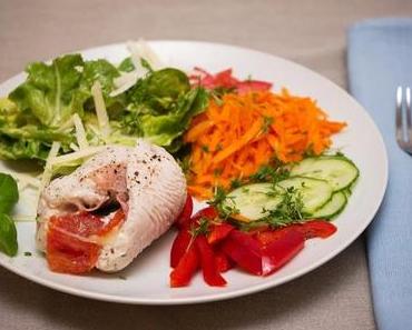Putenröllchen auf gemischtem Salat