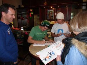 Wir verlosen 3 handsignierte hatnut Bücher