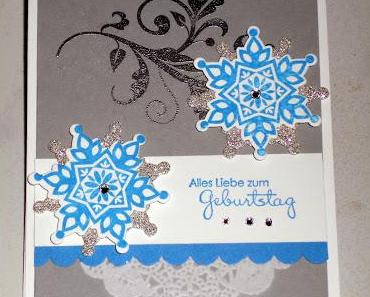 Silberschnörkel und Schneeflocken