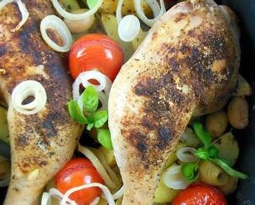 Krosse Hähnchenkeulen aus dem Ofen mit Rosmarinkartoffeln, Tomaten und Oliven.