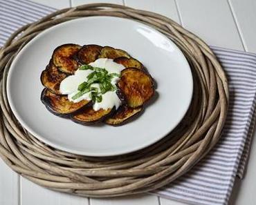 Schnelles Spätsommer-Rezept: Gebratene Auberginen-Taler mit Basilikum-Joghurt