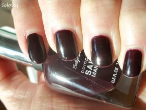 Lackschätzchen: “Pat on the Black” von Sally Hansen