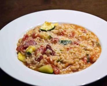 Tomaten-Risotto mit Zucchini, Salametti und Oliven aka. Pizza-Risotto