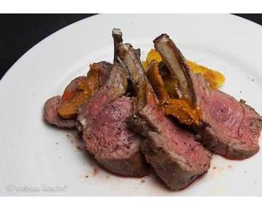 Rosa gebratene Lammkrone mit Kräuterbutter und Polenta