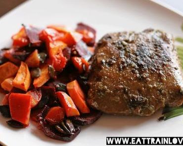 Feurig-würziges Seitan-Steak mit rotem Ofengemüse und Kürbiskernen