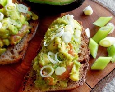 Für den kleinen und schnellen Hunger: Avocadoaufstrich mit Räucherlachs