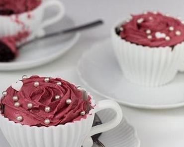Spritztüllen: Buttercreme-Rosen auf Cupcakes zum Valentinstag