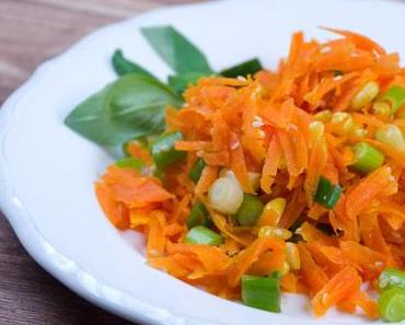 Pikanter Möhrensalat mit Pinienkernen und Chili