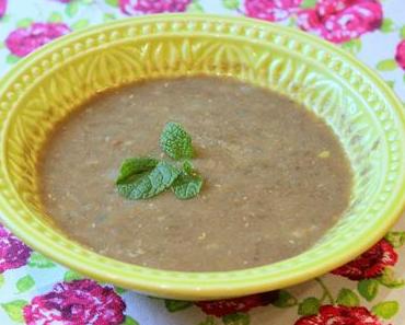 Dunkle Linsensuppe