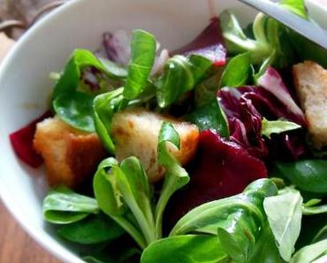 Feldsalat und Radicchio mit Roter Bete und geröstetem Ciabatta