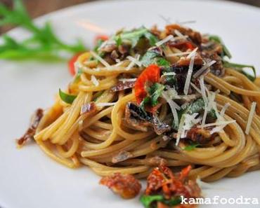 Pasta mit karamellisierten roten Balsamico-Zwiebeln und Rucola sowie eine Ankündigung