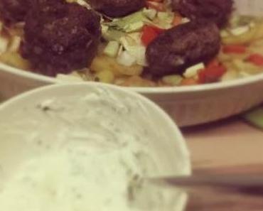 Kartoffel-Gemüse-Pfanne mit Frikadellen und Quarkdip