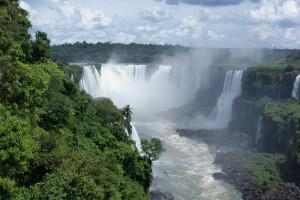 Tiefe Flusstäler und Tafelberge:  durch die Nationalparks Brasiliens reisen