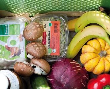 Die Türen des Ladens sind noch verschlossen als ein freun...