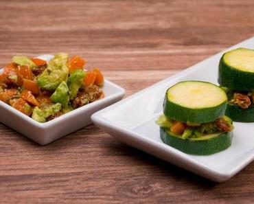 [Low Carb] Zucchiniturm gefüllt mit Möhren, getrockneten Tomaten und Avocado