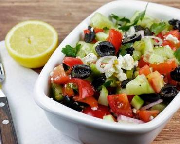 [Low Carb] Griechischer Salat mit Tomaten, Gurken, Oliven und Feta