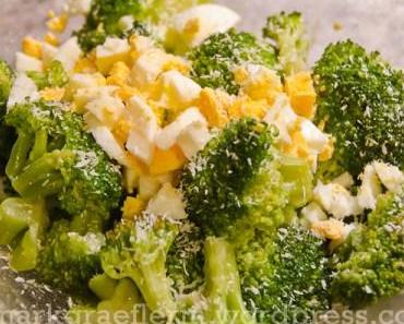 Leichtes Abendessen: Broccolisalat mit Kokosraspeln und Ei