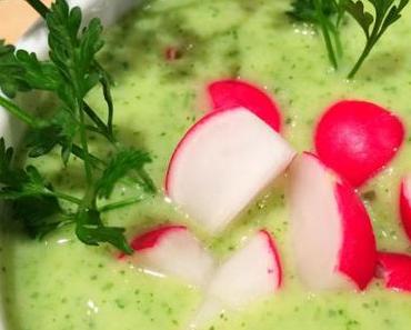 Grüne Kerbelsuppe aus Petersilienwurzel und Kartoffel mit Radieschen
