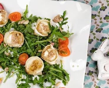 [Low Carb] Rucola-Salat mit gebackenen Birnen-Ziegenkäse-Talern und Honigsoße