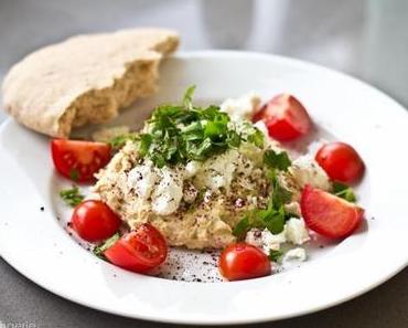 Hummus mit Feta und selbstgemachtem Pitabrot