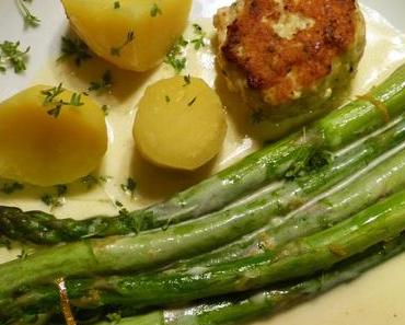Grüner Spargel, fast Sous-Vide gegart, dazu Rahmsauce und Puten-Fleischpflanzerl