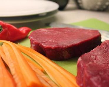 Steak mit Karottenstreifen und Kartoffelpüree