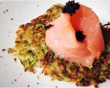 Zucchini-Kartoffel Reibekuchen mit Räucherlachs