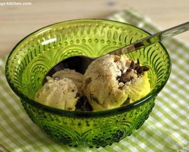 Vanille-Eis mit Cookie-Dough