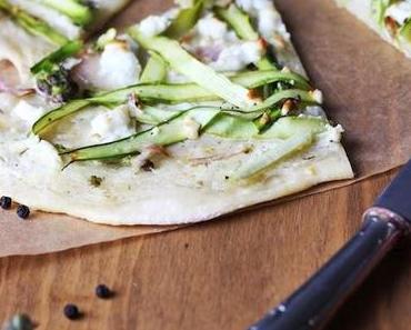 Flammkuchen mit grünem Spargel.