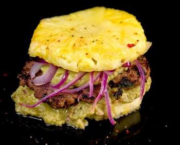 Hamburger mit Ananas-Brotersatz, Guacamole und Zwiebeln