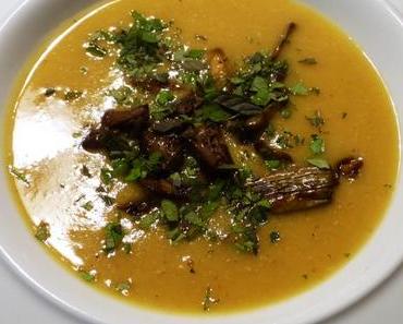 Rote-Linsen-Suppe mit Aubergine und Minze