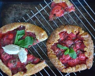Erdbeer Galette mit frischer Minze und Vanilleeis