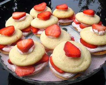 Zitronen Whoopie Pies mit Erdbeerfüllung